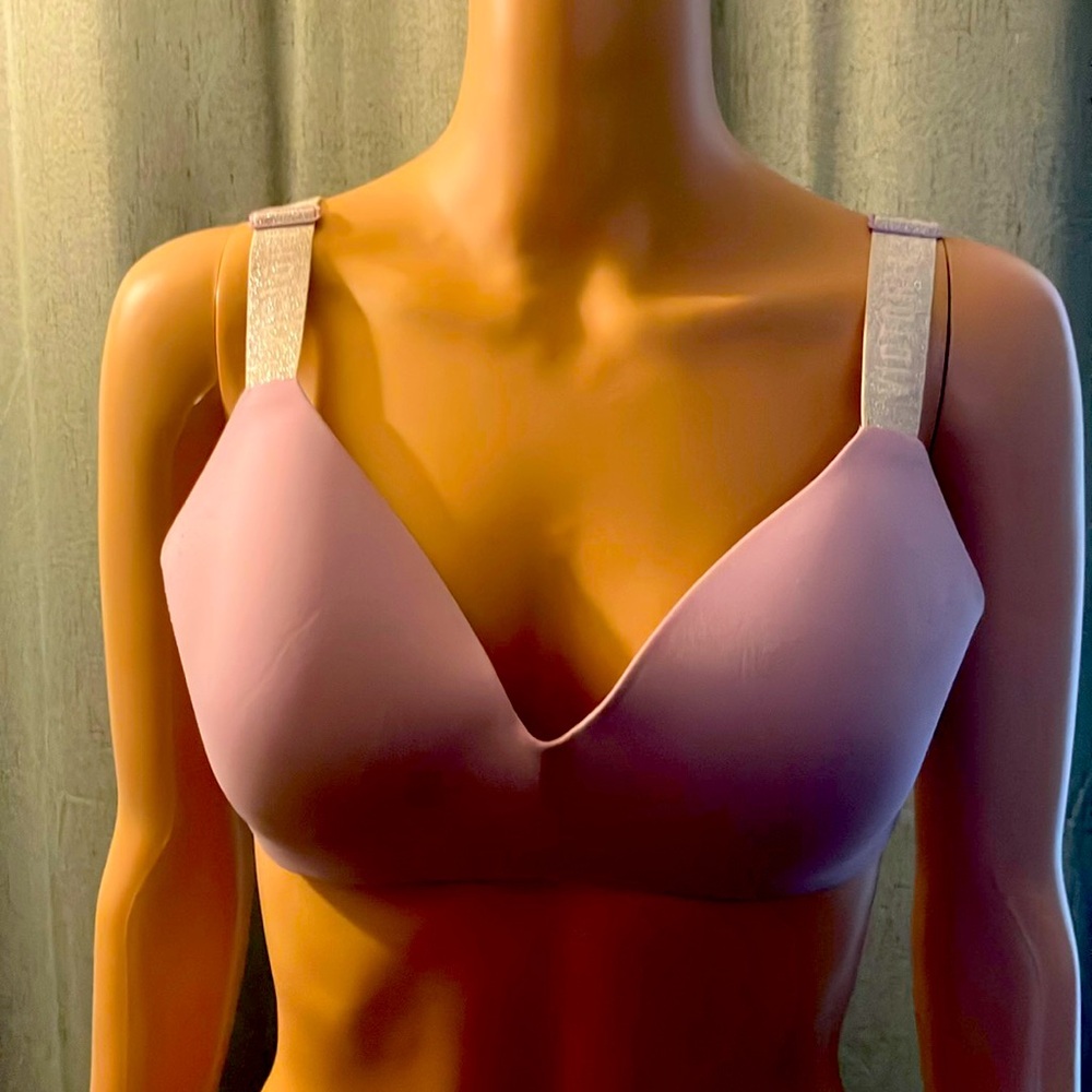 Victoria’s Secret bra
Color lavender
Size 34D